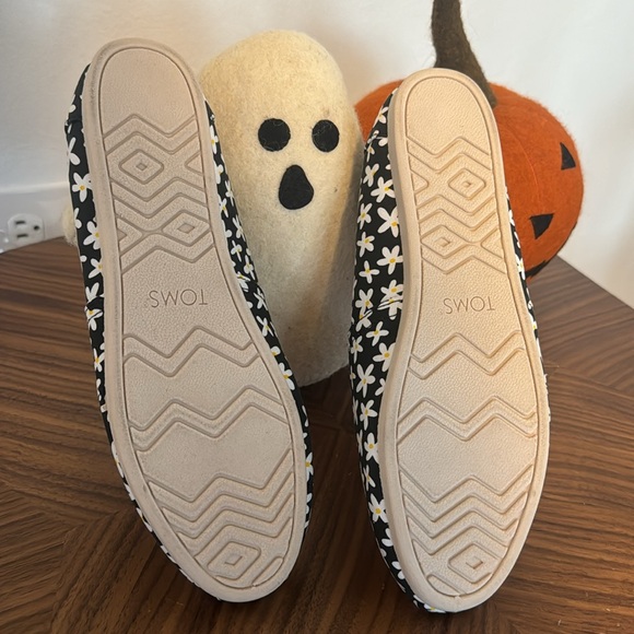 TOMS comfy shoes🌼 - Picture 3 of 5